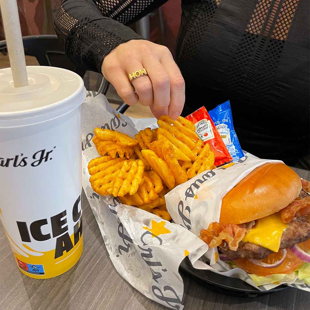 En klassisk burger med pommes frites og sodavand spises på Carls Jr. i Kolding Storcenter. 